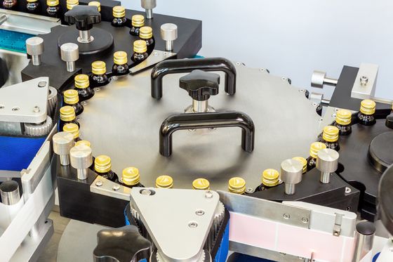 Three-Point- in Position bringende Etikettiermaschine der runden Flaschen-750pcs/min
