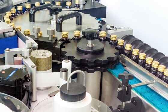 Three-Point- in Position bringende Etikettiermaschine der runden Flaschen-750pcs/min